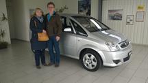 Herr Altermatt und Frau Bieri mit ihrem Opel Meriva